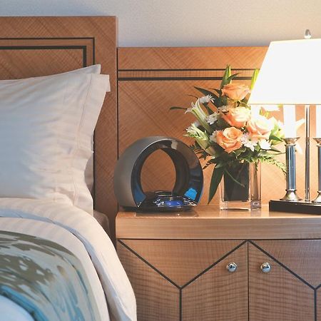 Wiseman Grand Hotel ドーハ エクステリア 写真 A bedside table