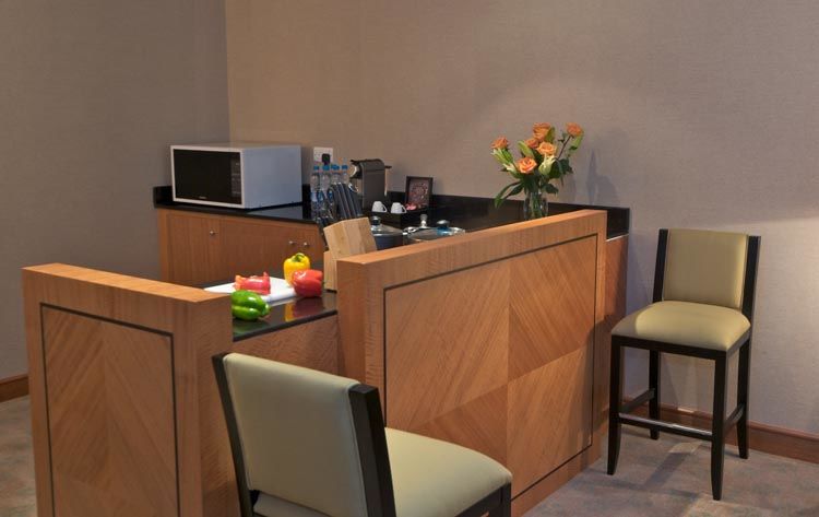 Wiseman Grand Hotel ドーハ エクステリア 写真 A small kitchen in a hotel suite