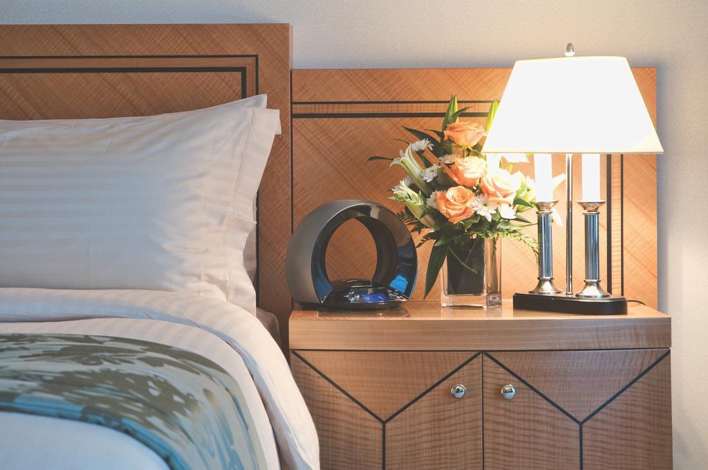 Wiseman Grand Hotel ドーハ エクステリア 写真 A bedside table