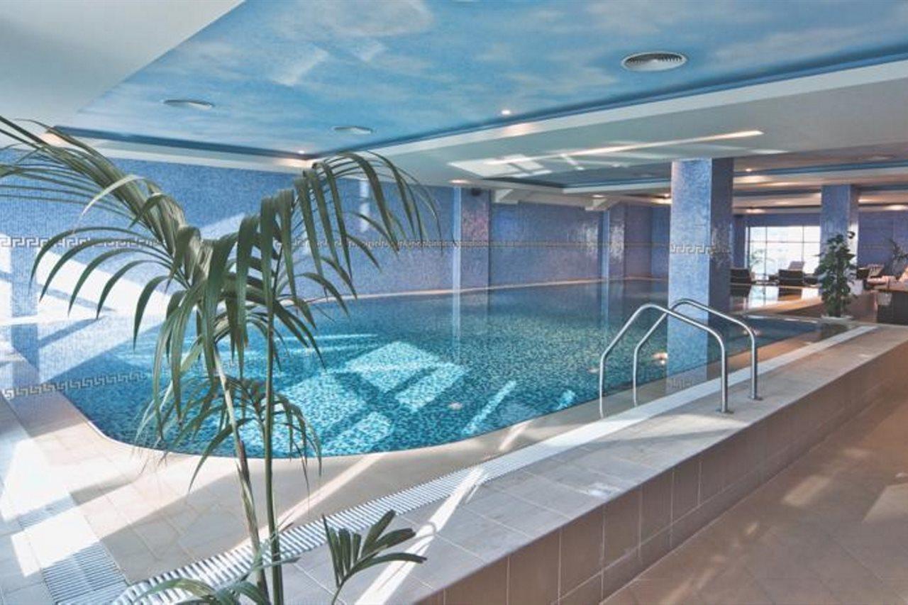 Wiseman Grand Hotel ドーハ エクステリア 写真 The swimming pool at the hotel