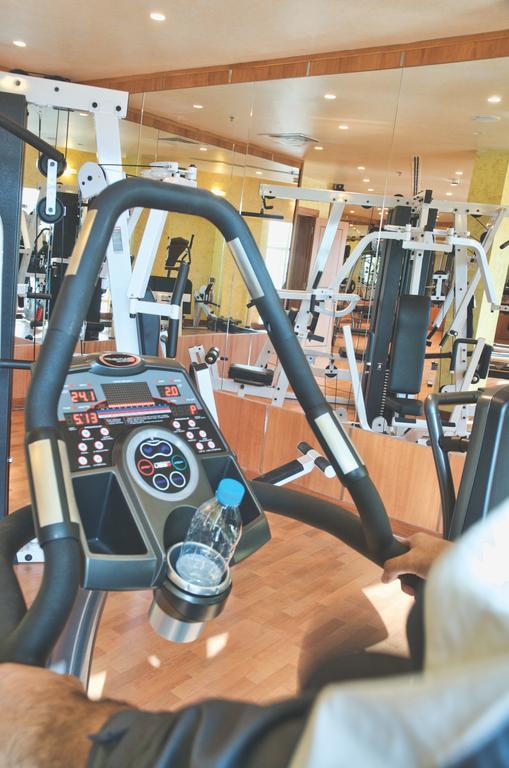 Wiseman Grand Hotel ドーハ エクステリア 写真 A modern gym
